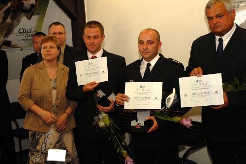 Miroslav Sklenovský, Jaromír Stecula a Jaroslav Třečák (zleva) jsou novými gentlemany silnic. Na snímku jsou i s rodiči Lenky Šimíčkové, které zachránili život.<br/>
FOTO: DAVID MACHÁČEK
