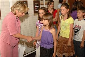 Školáci i senioři, kteří přispěli do nejnovějšího Almanachu místní knihovny, se dočkali ocenění z rukou místostarostky Dagmar Rysové.<br/>  
FOTO: D. MACHÁČEK
