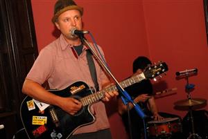 Jaromír Švejdík alias Jaromír 99 hraje několik písní v úvodů své komiksové výstavy v Lašském muzeu. Ve vile je k vidění Alois Nebel v Noře pak The Bomber.<br/>
FOTO: DAVID MACHÁČEK
