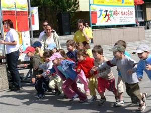 Čím menší děti, tím větší úsilí provázelo jejich start na Běhu naděje. V cíli všichni obdrželi diplom a sladkou odměnu.<br/>
FOTO: ILONA MAZALOVÁ
