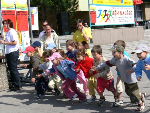 Čím menší děti, tím větší úsilí provázelo jejich start na Běhu naděje. V cíli všichni obdrželi diplom a sladkou odměnu.<br/>
FOTO: ILONA MAZALOVÁ
