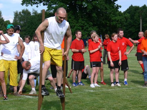 Právě tato disciplína byla na Hrách bez venkovských hranic nakonec pořadateli anulována, protože dvěma soutěžícím družstvům se chůdy podařilo zlomit.  <br/> 
FOTO: ILONA MAZALOVÁ
