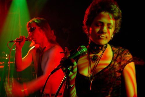 Petr Chechelský a Lenka Hrůzová z kapely Nesselsdorf. Už zítra večer je oba bude možné vidět a slyšet před kulturním domem při oslavách Evropského svátku hudby.<br/>
FOTO: DAVID MACHÁČEK
