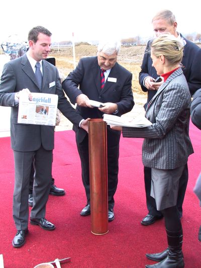 Šestého listopadu 2003 byl pložen v průmyslové zóně základní kámen závodu německé firmy Brose. Producent komponentů pro automobilová průmysl je největším zaměstnavatelem v zóně.