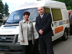 Ředitelka Základní a mateřské školy Motýlek Dagmar Jančálková získala od Miroslava Káninského klíče k novému automobilu.      <br/>
FOTO: ILONA MAZALOVÁ
