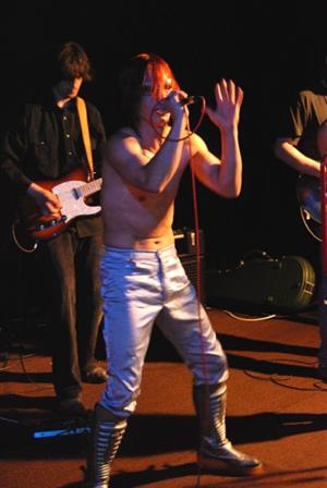 Kopřivnická kapela Nesselsdorf zavírala letošní oslavu Evropského svátku hudby. Letos pořadatelé v programu vsadili hlavně na domácí hudebníky.                                             <br/>
FOTO: DAVID MACHÁČEK
