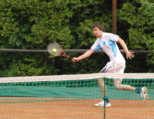 Kopřivnické tenisové družstvo si i díky sobotní výhře nad Vratimovem stále drží možnost postupu do divizní soutěže.<br/>                                                                                 
FOTO: DAVID  MACHÁČEK