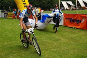 Kopřivnický paraglidista Lukáš Klím předává štafetu svému kolegovi na horském kole v týmu Epson při sobotním Adrenalin Cupu na Ostravici.<br/>                                               
FOTO: DAVID MACHÁČEK
