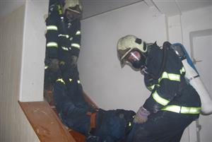 Při cvičném zásahu museli dobrovolní hasiči nejen uhasit požár, ale i nalézt a evakuovat osobu. Zákrok byl o to těžší, že vše museli zvládat s dýchací technikou.<br/>
FOTO: DANA HOĎÁKOVÁ