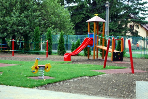 Na novém dětském hřišti u školy dr. Milady Horákové byly položeny travní koberce a byl vyset trávník, právě čekání na to, až se ozelenění ujme, oddaluje otevření hřiště veřejnosti.<br/>
FOTO: DAVID MACHÁČEK