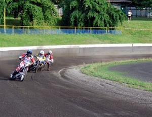 Juniorské mistrovství republiky na ploché dráze přineslo jen několik málo dramatických okamžiků. Ve většině jízd dominovali jezdci pražské Markéty.<br/>
FOTO: ONDŘEJ ZAPLETAL