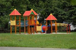 Nové dětské hřiště v zahradě ZŠ Milady Horákové je zatím osiřelé, ale už zítra se na něm budou moci vydovádět místní děti. <br/>
FOTO: DAVID MACHÁČEK
