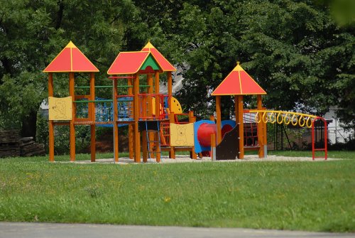 Nové dětské hřiště v zahradě ZŠ Milady Horákové je zatím osiřelé, ale už zítra se na něm budou moci vydovádět místní děti. <br/>
FOTO: DAVID MACHÁČEK
