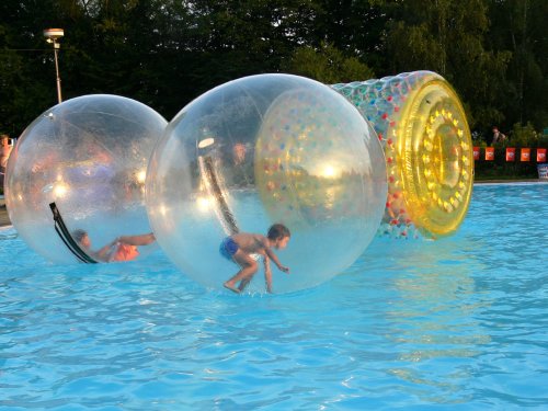 Popularita příborského koupaliště stoupla také díky premiéře aquazorbingu. Nově lze na vodní hladině využít i rotující válec - roler. <br/>  
FOTO: ILONA MAZALOVÁ
