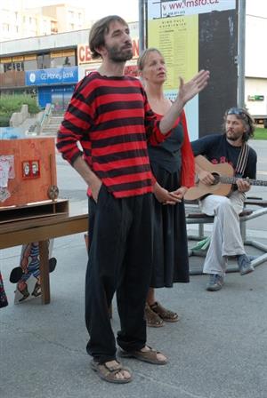 Přelom prázdnin si Kopřivničané mohli užít návštěvou pouličního představení divadla Tichý jelen před místním kulturním domem. <br/>
FOTO: DAVID MACHÁČEK
