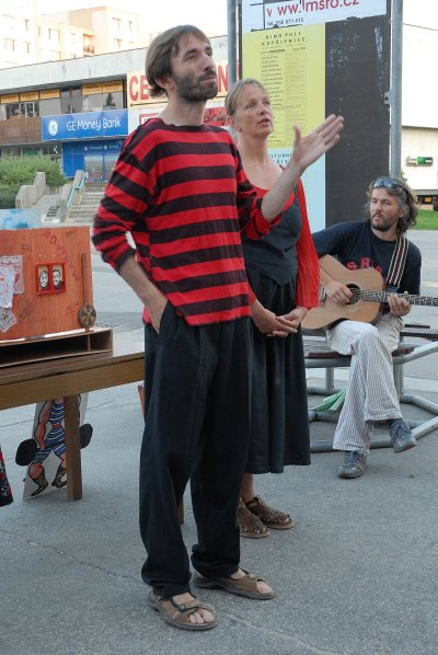 Přelom prázdnin si Kopřivničané mohli užít návštěvou pouličního představení divadla Tichý jelen před místním kulturním domem. <br/>
FOTO: DAVID MACHÁČEK
