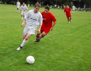 Kopřivnický útočník Josef Jalůvka je stíhán svým jmenovcem Jiřím Jalůvkou při v dresu Vlčovice-Mniší při sobotním přátelském utkání. <br/><br/> 
FOTO: ONDŘEJ ZAPLETAL
