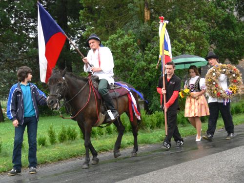 Dožínkovému průvodu, který procházel v sobotu Závišicemi, už tradičně vévodil  místní sedlák Jan Hyvnar.<br/>                                            
FOTO: ILONA MAZALOVÁ
