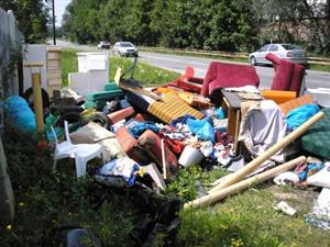 Skládka nepotřebného vybavení bytu vyrostla několik desítek metrů od brány sběrného dvora. Těch pár metrů mohlo původce skládky stát až padesát tisíc.<br/>       
FOTO: ODBOR ŽIVOTNÍHO PROSTŘEDÍ
