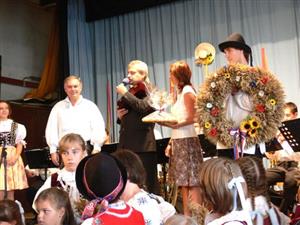 Dožínkový věnec už po šestnácté vyráběl Závišičan Zdeněk Both. Prozatím se mu nepodařilo sehnat nástupce, kterému by své umění předal.<br/>                                                        
FOTO: Ilona MAZALOVÁ
