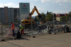 Na prostranství u výjezdu na Závišice zatím pracují demoliční čety, už brzy je ale vystřídají stavební dělníci.<br/>                                    
FOTO: DAVID MACHÁČEK
