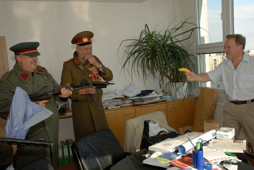 Čtyřicáté výročí okupace Československa vojsky Varšavské smlouvy připomněla i recese Direktu. Jeho členové vzali útokem radnici a starosta se mohl bránit pouze banánem.<br/>             FOTO: D.  MACHÁČEK