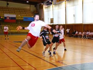Jiří Gřes byl opět oporou kopřivnického házenkářského týmu na tradičním turnaji O pohár Tatry, a. s., který domácí po pěti letech vyhráli.<br/>                                                      
FOTO: ONDŘEJ ZAPLETAL

