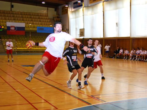 Jiří Gřes byl opět oporou kopřivnického házenkářského týmu na tradičním turnaji O pohár Tatry, a. s., který domácí po pěti letech vyhráli.<br/>                                                      
FOTO: ONDŘEJ ZAPLETAL
