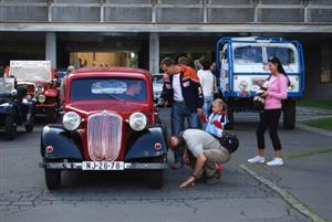 O historická tatrovácká auta byl velký zájem. Lidé si se zájmem prohlíželi vozy a navíc jim majitelé odpovídali na dotazy.<br/>                 
FOTO: DANA HOĎÁKOVÁ
