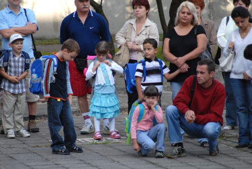 Prvňáčci čekali v pondělí na zahájení školního roku na ZŠ 17. listopadu v átriu školy, až poté se ještě v doprovodu rodičů poprvé posadili do školních lavic.<br/>                             
FOTO: DAVID  MACHÁČEK
