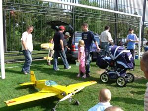 Kateřinické oslavy Dne obce hostily mimo jiné i plastikové modeláře, kteří divákům předváděli letecké dovednosti svých modelů.<br/>                                                                             
FOTO: ILONA MAZALOVÁ
