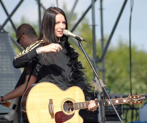 Zuzana Smatanová byly letos jediným zástupcem slovenské hudební scény na Tatrafestu. Vystupovala v brzkém odpoledni a dokázala, že kromě svého hlasu ovládá i kytaru.