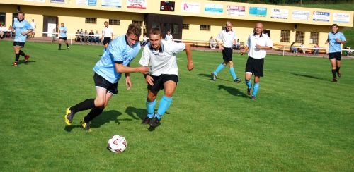 Štramberští fotbalisté se v sobotu na domácí půdě překvapivě nadřeli na remízu se Sedlnicemi, když ještě před závěrem vedli o gól.<br/>                                                         
FOTO: ONDŘEJ ZAPLETAL
