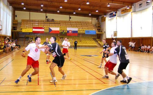 Karel Hanzelka (u míče) bude i v letošní sezoně na postu spojky hájit barvy kopřivnického házenkářského klubu.<br/>                                                        
FOTO: ONDŘEJ ZAPLETAL
