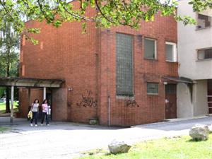 Budova někdejší kopřivnické pošty je už od loňska prázdná. Město původně hledalo pro objekt kupce, nyní ho chce pronajmout.<br/>                                                                    
FOTO: ILONA MAZALOVÁ
