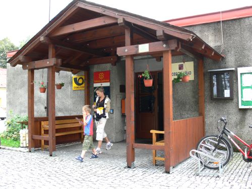 Poštovní úřad ve Skotnici je situován ve stejné budově spolu s obecním úřadem a knihovnou. I ten je spravován pouze jednou zaměstnankyní.<br/>                                                        
FOTO: ILONA MAZALOVÁ
