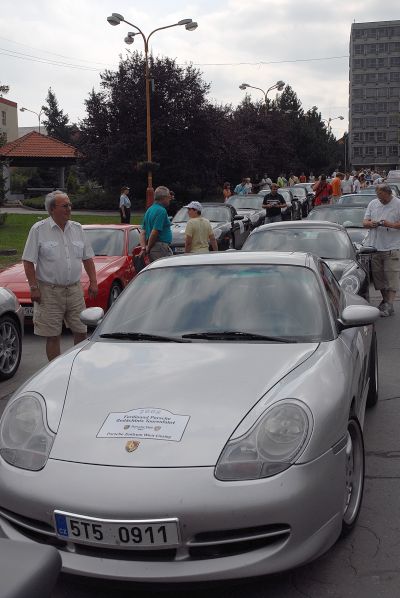 Asi tři desítky vozů Porsche byly minulou neděli k vidění na pěší zóně v centru Kopřivnice. Milovníci této značky se v Kopřivnici zastavili, aby si prohlédli zdejší Technické muzeum.     <br/>FOTO: D. MACHÁČEK