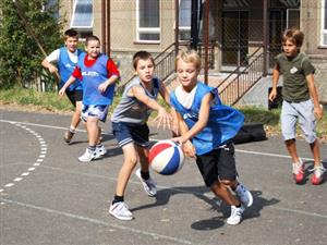 Ve čtvrtek 11. září si přišlo v rámci Dnů zdraví s Revírní bratrskou pokladnou zahrát streetbal na 90 dětí.<br/>                                                      
FOTO: JANA FEILHAUEROVÁ
