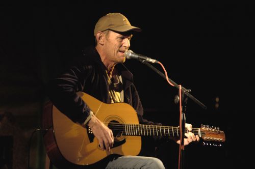 Neortodoxní písničkář Jiří Schmitzer bude bavit publikum v kopřivnickém klubu Nora už tuto sobotu večer.<br/>
FOTO: ARCHIV
