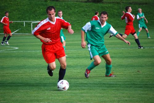 Jiří Krupa (vpravo) dal jedinou branku Štramberka v pohárovém utkání s Novým Jičínem. Lídr krajského přeboru vyhrál 5:1.<br/>
FOTO: JANA FEILHAUEROVÁ
