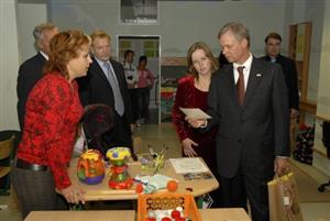 Americký velvyslanec Richard Graber se během své návštěvy města nejdéle zdržel v Dětském centru, o jehož fungování se živě zajímal.<br/>           
FOTO: D. MACHÁČEK
