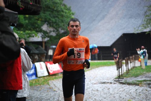 Cílem 6. ročníku Běhu rodným krajem Emila Zátopka, který byl tradičně v rožnovském skanzenu, proběhl jako první jeden z favoritů závodu Polák Artur Blasinski.<br/>                
FOTO: JANA FEILHAUEROVÁ
