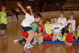 Děti z prvních až čtvrtých tříd závodily u příležitosti oslav 50. výročí založení ZŠ E. Zátopka v atletice.<br/>                                                        
FOTO: JANA FEILHAUEROVÁ
