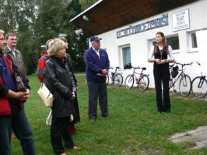 Setkání k dětskému hřišti ve Vlčovicích se zúčastnili zástupci města, místní komise a občanů. Nejpočetněji byli zastoupeni sportovci.<br/>                                                                               
FOTO: ILONA MAZALOVÁ
