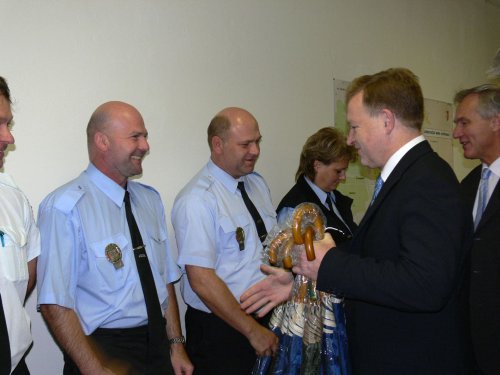 Starosta spolu s místostarostou předávali strážníkům dárky u příležitosti jejich patnáctileté práce u městské policie.<br/>                               
FOTO: DANA HOĎÁKOVÁ
