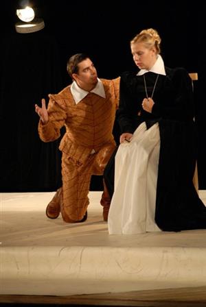 Svůdné pohyby ženských těl v atraktivních orientálních kostýmech, asi i proto byl o již čtvrtou Orient show velký zájem.<br/>
FOTO: DAVID MACHÁČEK
