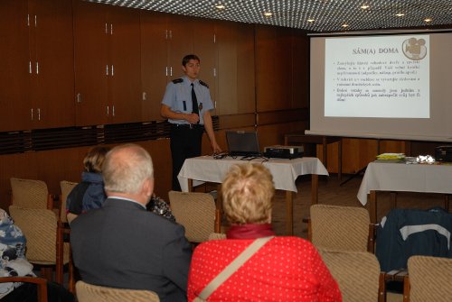 Zbyněk Tomšík z okresního policejního ředitelství přednáší o bezpečnosti seniorům na jejich dni v kopřivnickém kulturním domě.<br/> 
FOTO: DAVID MACHÁČEK
