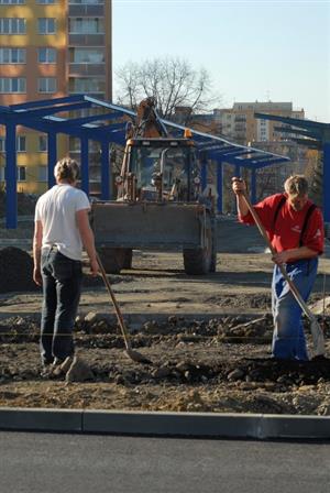 Po budoucím autobusovém nádraží se zatím místo autobusů prohání  jen stavební technika. Zprovoznění nádraží se oproti plánu odkládá o půldruhého měsíce.<br/>                                
FOTO: DAVID MACHÁČEK
