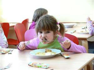 Školáci v Lubině si v pondělí poprvé vyzkoušeli rekonstruovanou školní jídelnu. Prvním podávaným jídlem byla svíčková.<br/>                  
FOTO: ILONA MAZALOVÁ
