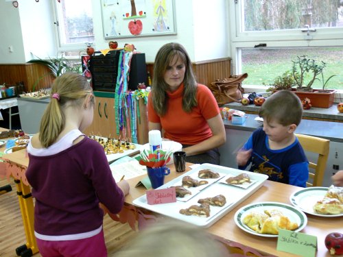 Součástí projektu Jablkový týden v Základní škole v Mošnově byla i ochutnávka nejrůznějších jablečných pokrmů.<br/>                                                                                                 
FOTO: ILONA MAZALOVÁ
